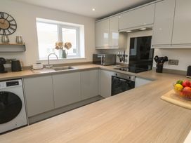 A kitchen with appliances and fixtures at Cosy Retreat