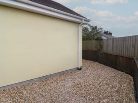 An outdoor area with gravel and a yellow wall at Cosy Retreat