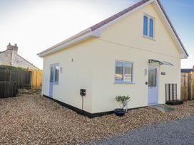 A house with a gravel driveway at Cosy Retreat in Pool