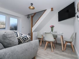 A dining room with a table and chairs at Cosy Retreat in Pool