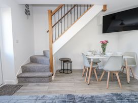 A dining room with a table and chairs at Cosy Retreat in Pool