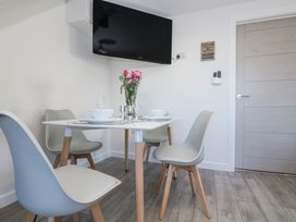 A dining room with a table and chairs at Cosy Retreat in Pool