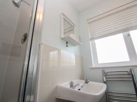 A bathroom with a wash basin and shower at Little Egret - Number 2