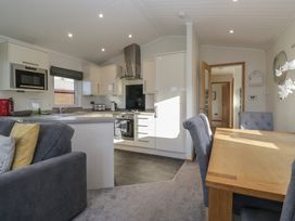 A kitchen with dining area at Bluebell Lodge in Warton
