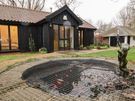An outdoor area with a pond and fountain at Owl Cottage in Woodbridge