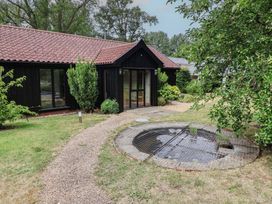 An outdoor area with a pond and a gravel path at Owl Cottage Kettleburgh near Framlingham