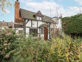 A house with a garden at Magpie Cottage in Worcester