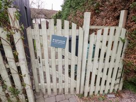 A garden gate with a welcome sign at Magpie Cottage in Powick near Callow End