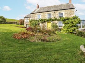 A house with a garden at Tresarrett Manor in Bodmin