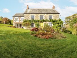 A house with a garden at Tresarrett Manor in Bodmin