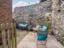 A garden area with furniture and plants at Periwinkle Cottage Conwy