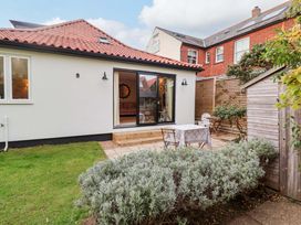 A garden with a patio table and chairs at 52 Lee Road, Aldeburgh