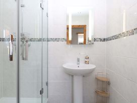 A bathroom featuring a shower, sink, and mirror at The Milk Shed in Plymtree
