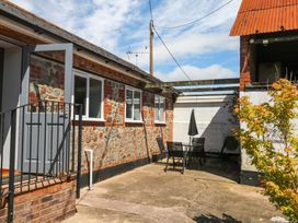 An outdoor area with a table and chairs at The Milk Shed in Plymtree