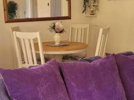 A dining room with a table and chairs at the property in 