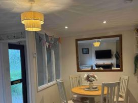 A dining room with a table and chairs at the property in 