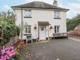 A house with a bench and table at Orchard Cottage in Dawlish