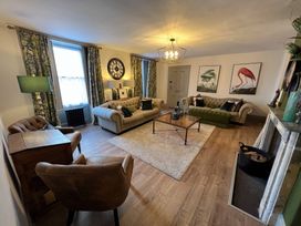 A living room with a coffee table and sofas at ASH HOUSE in Wincanton