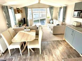 A living room with a sofa and dining area at the property