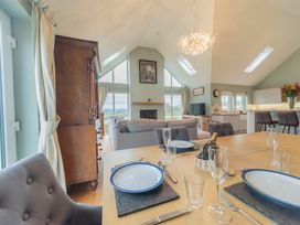 A dining room with a dining table and chairs at the property in 
