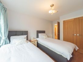 A bedroom with two single beds and a curtain at the property in 