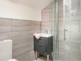 A bathroom with a sink, toilet, and shower at the property