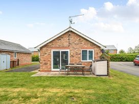 A brick house with a table and chairs at Ivy Corner in Bridlington