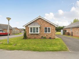 A bungalow with a front garden and driveway at Ivy Corner in Bridlington