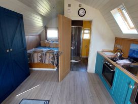 A bedroom with kitchenette and shower at the property located in the mountains