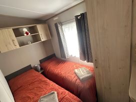 A bedroom with two beds and shelves at Pine 48
