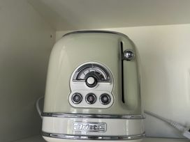 A toaster on a shelf at Y Nyth in 