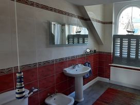 A bathroom with a sink and toilet at Lil Nauti