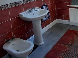 A bathroom with a wash basin and bidet at Lil Nauti