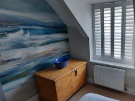 A bedroom with a wooden chest and a blue bowl at Lil Nauti
