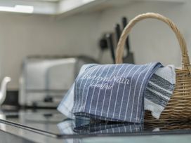 Towels and a basket on a kitchen counter at Bwthyn Nain in Harlech