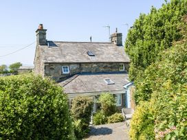 A house surrounded by greenery at Bwthyn Nain in Harlech