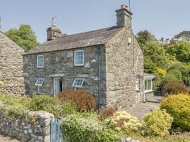 A stone house with garden at Bwthyn Nain in Harlech