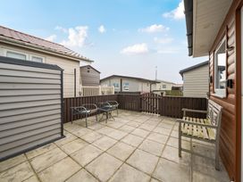 An outdoor area with chairs and a table at 38A Bridlington