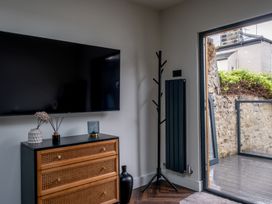 A living room with a television and a drawer at Honeysuckle Lodge in Knaresborough