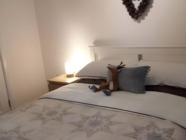 A bedroom with a bed and a decorative pillow at Gowrie Lodge in Blairgowrie