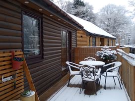An outdoor area with a table and chairs covered in snow at Gowrie Lodge in Blairgowrie