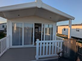 A deck with a sliding door at Lighthouse Lodge in Mablethorpe