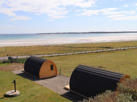 Two cabins near a beach at Kirkapol Beach Pod - Flow Isle of Tiree