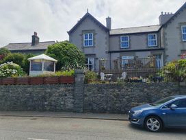 A house with garden and car at Sea View Escape in Penmaenmawr