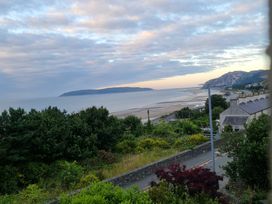 A view of the beach and sea at Sea View Escape in Penmaenmawr