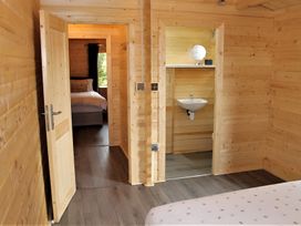 A bedroom with a bed and a mirror at Cotswold Nights Away 1 in Evesham