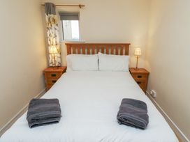 A bedroom with a bed and bedside lamps at Sunny Brae in Alnwick