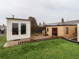 A garden with a patio and building at Sunny Brae in Alnwick