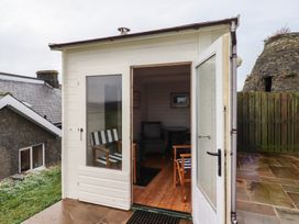 A garden room with chairs and a table at Sunny Brae in Alnwick
