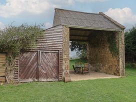 An outdoor seating area with a table and chairs at Manor Cottage Kingstone near Ilminster
